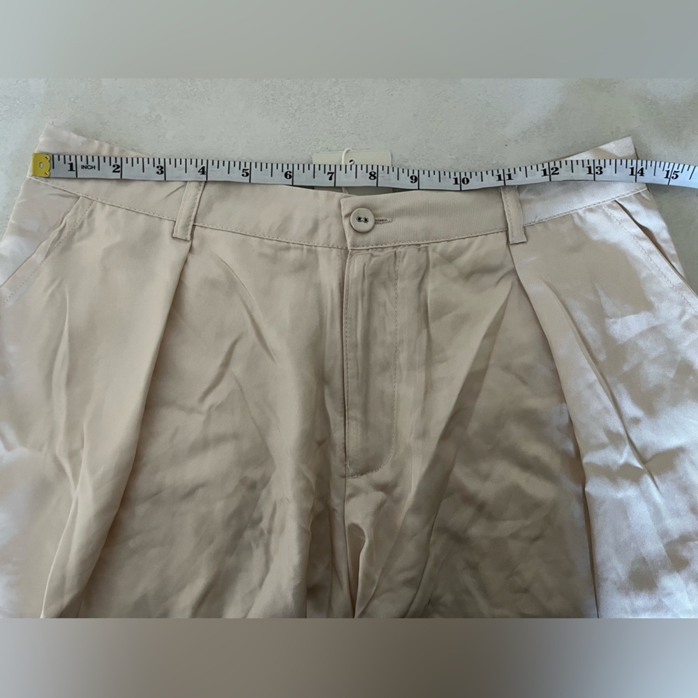NWT Weekend/ High waisted dress shorts/ Oyster colour/ Silky material/ Size US S - Picture 9 of 10
